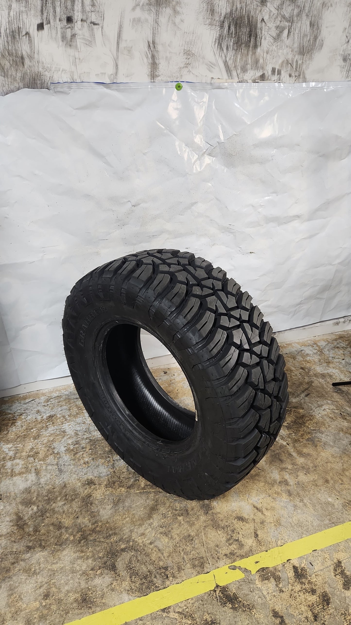 Used Tire - 33X12.50R17 General Grabber X3 13/32