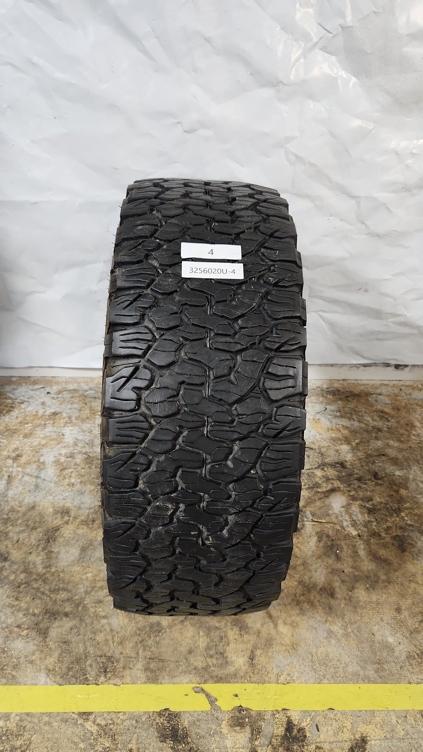 Used Tire - 325/60R20 BFGoodrich All-Terrain T/A KO2 7/32