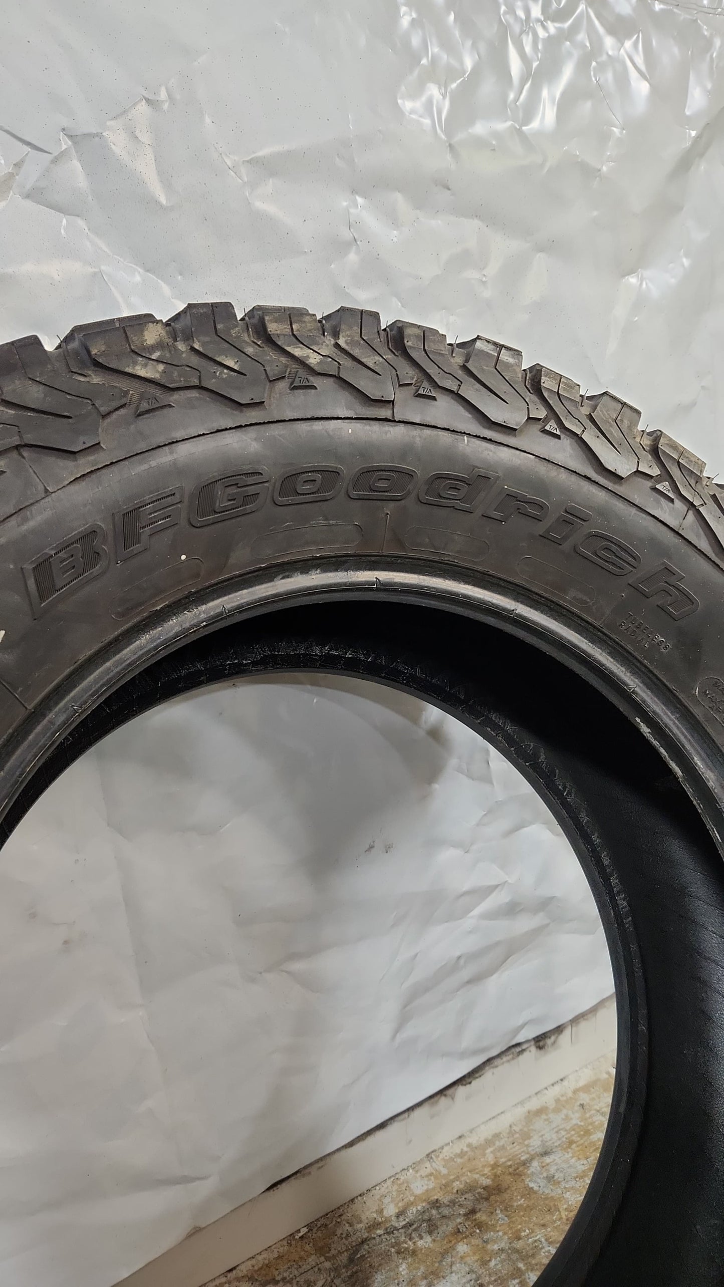 Used Tire - 325/60R20 BFGoodrich All-Terrain T/A KO2 7/32