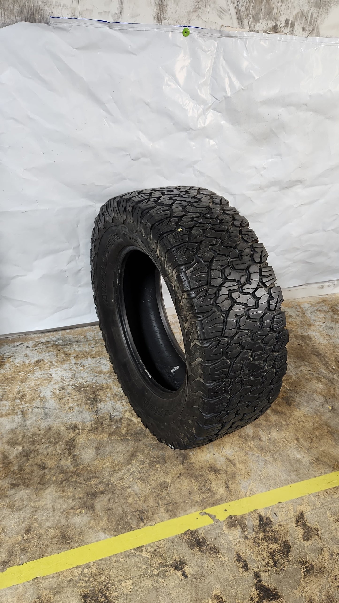 Used Tire - 325/60R20 BFGoodrich All-Terrain T/A KO2 7/32