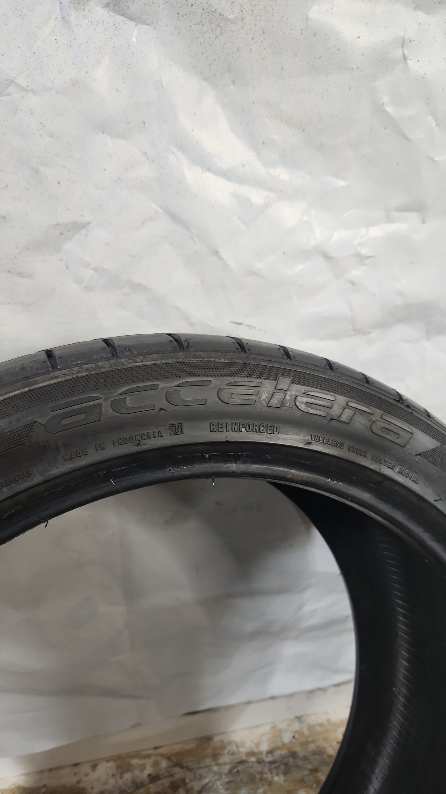 Used Tire - 285/40R22 Accelera IOTA-ST68