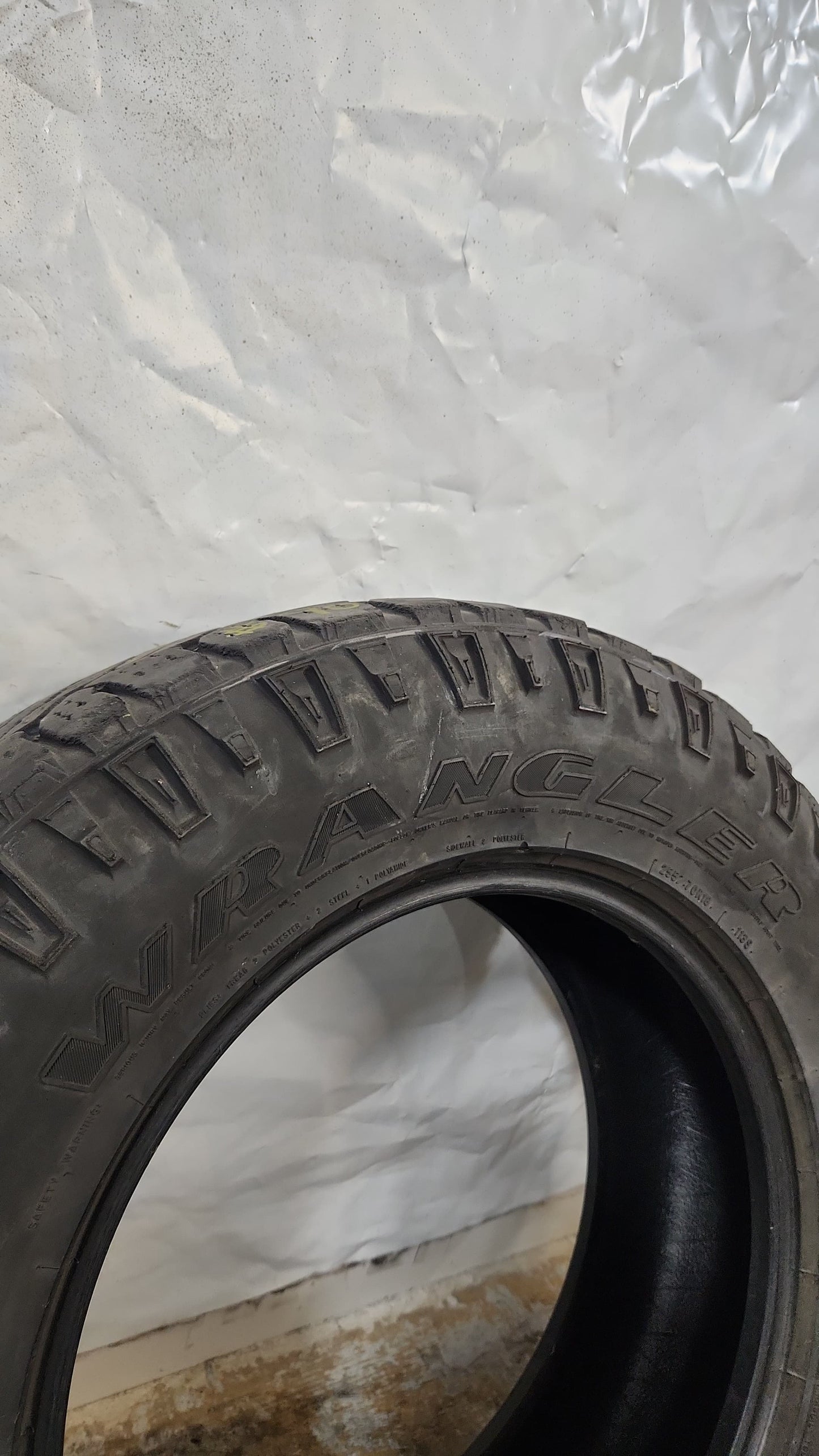 Used Tire - 255/70R18 Goodyear Wrangler Duratrac 9/32