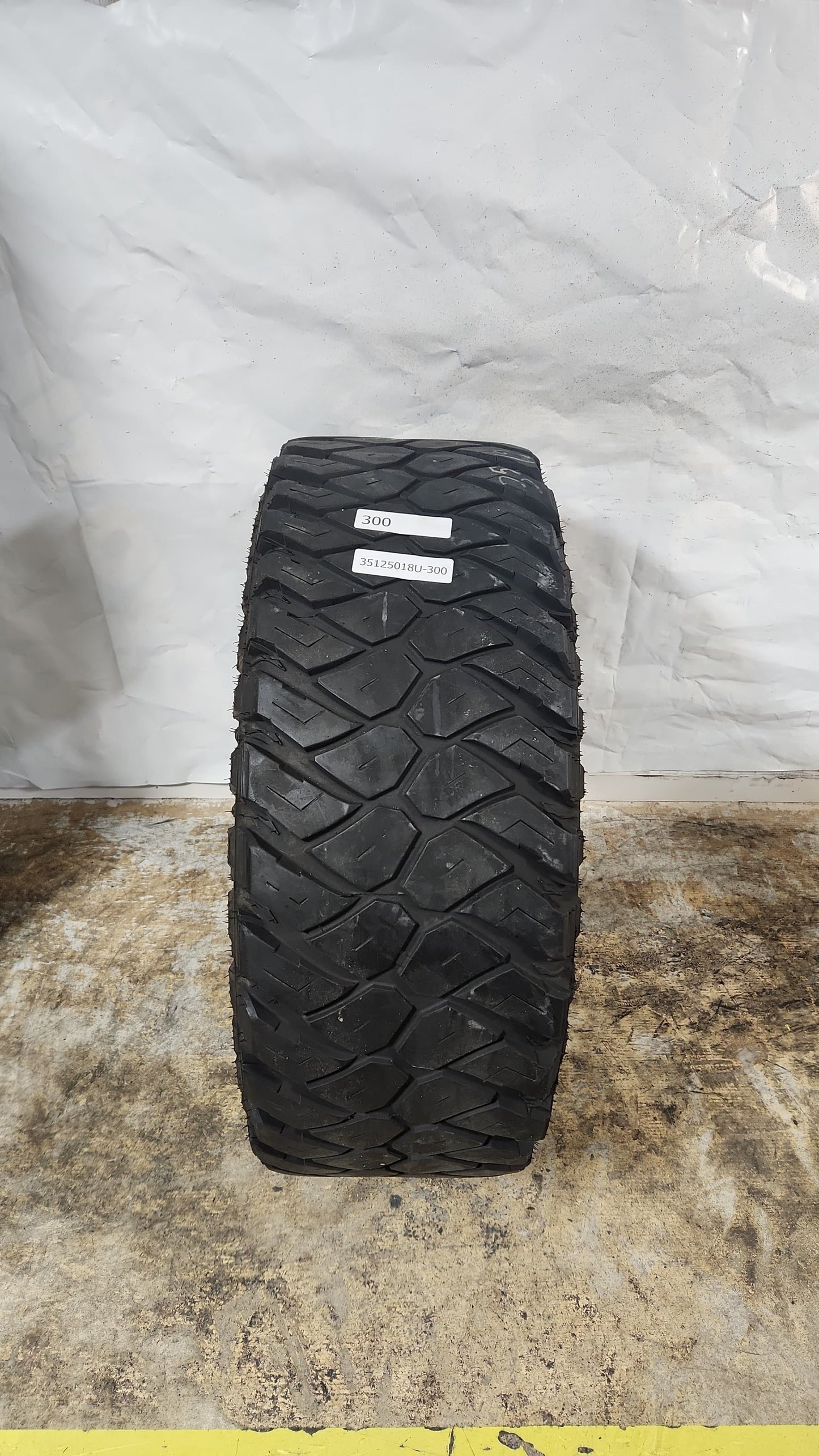 Used Tire - 35X12.50R18 LT Maxxis Razr M/T