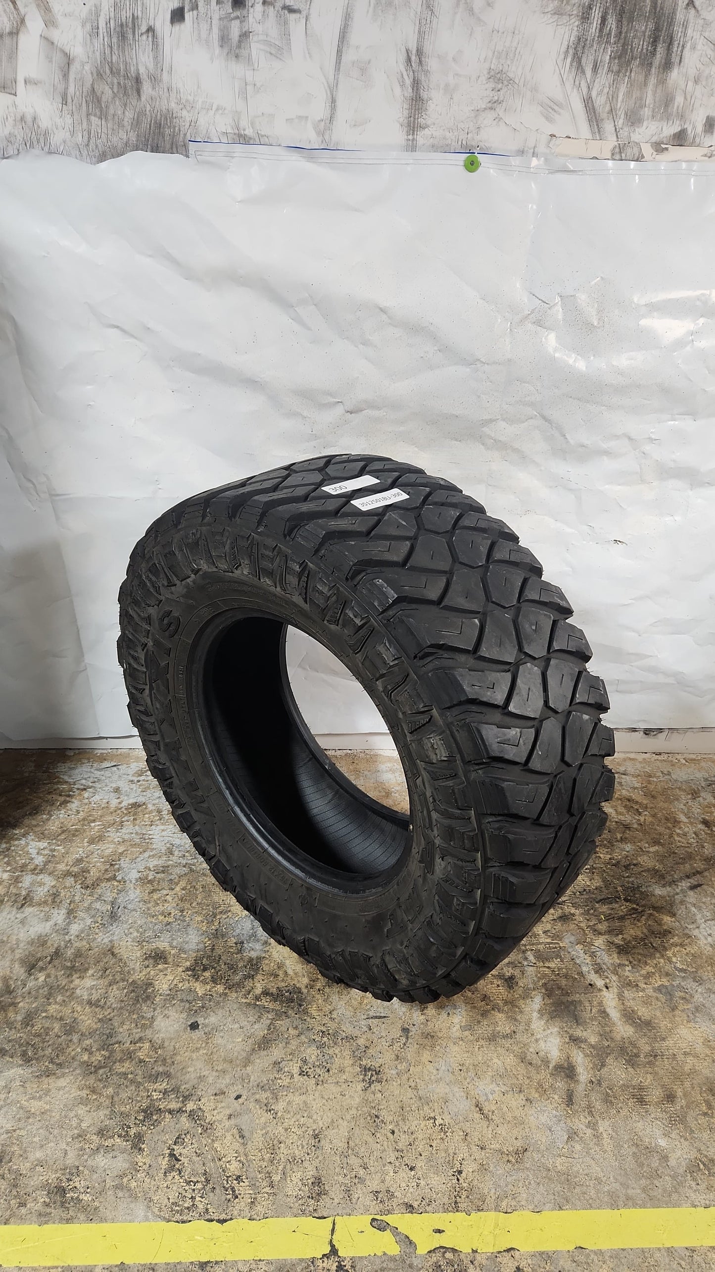 Used Tire - 35X12.50R18 LT Maxxis Razr M/T