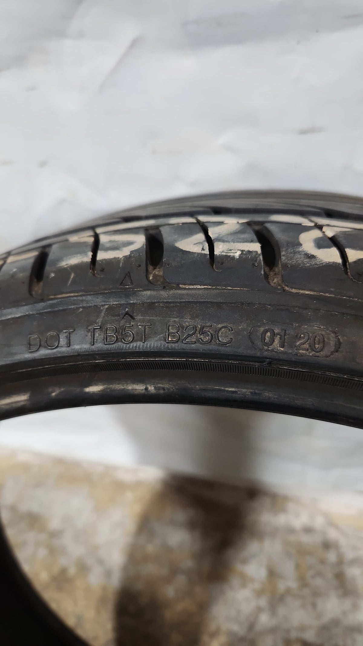 [USED] Set of 2 - 225/30R22 Delinte Thunder D7 Tires 6/32